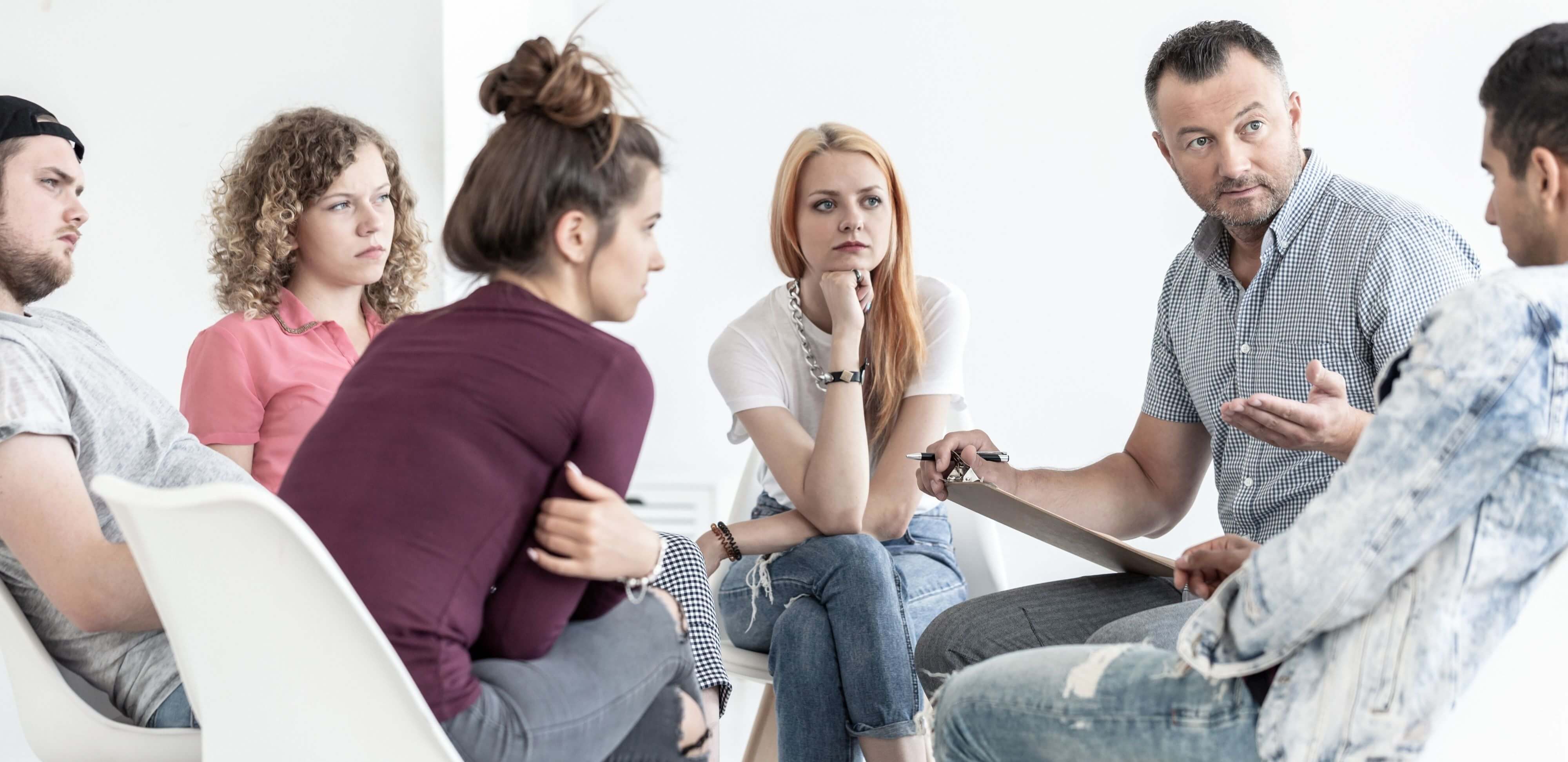 bullying na escola: grupo de adultos conversando com jovens