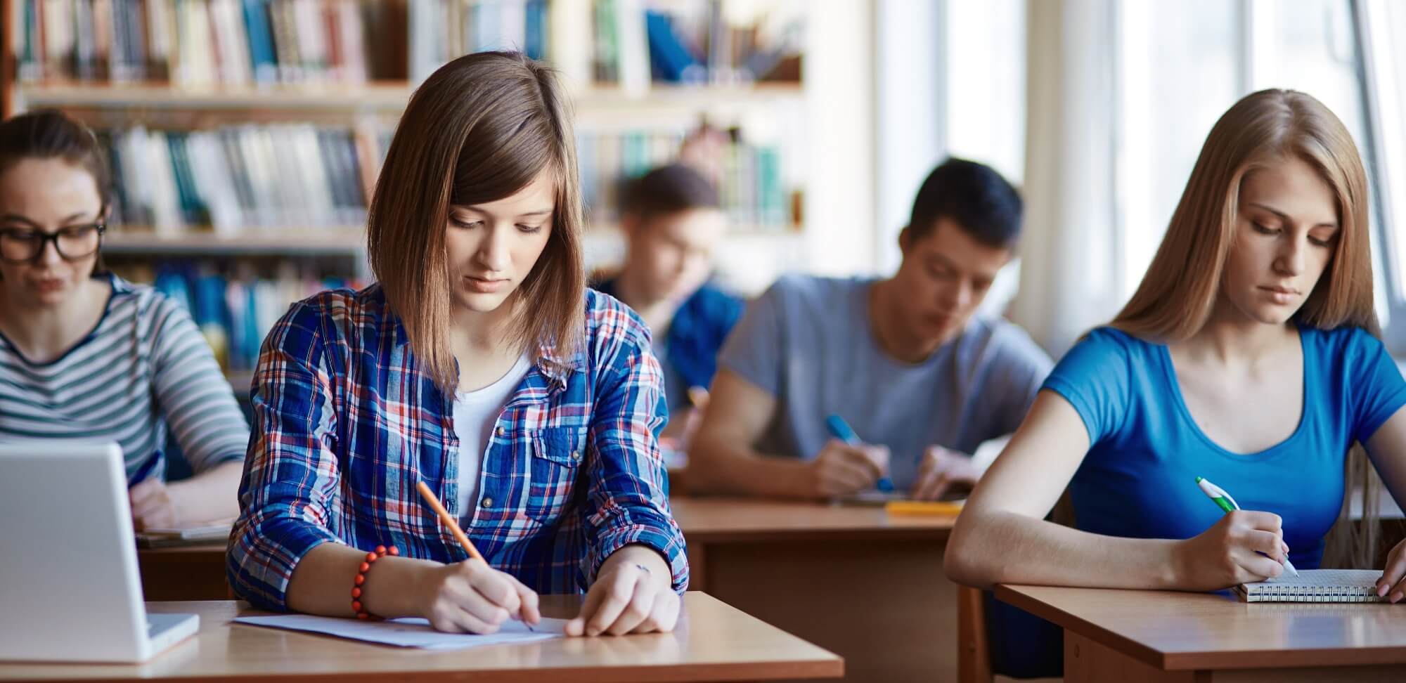 bncc ensino médio: alunos em sala escrevendo em uma folha