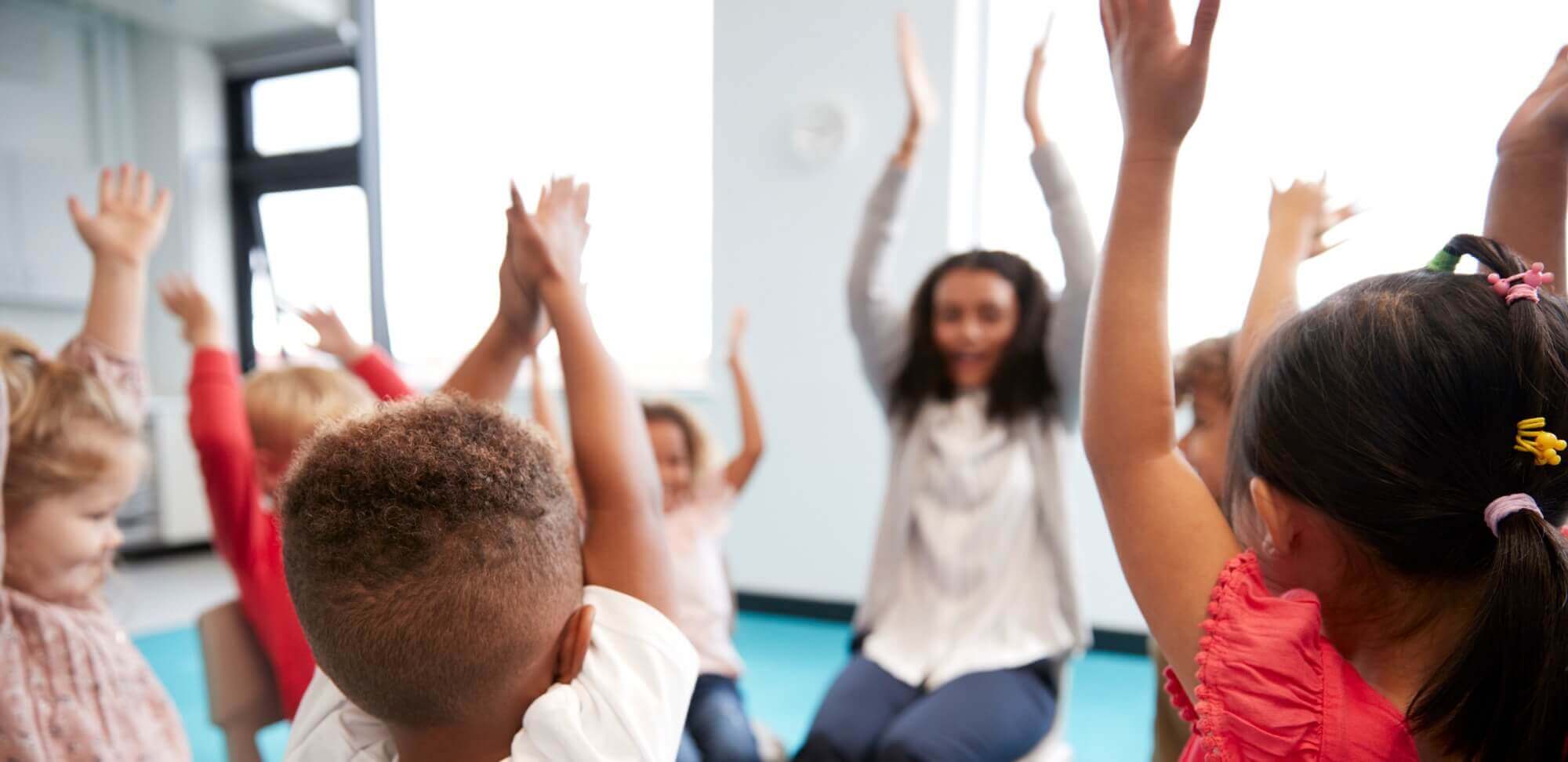 Campos de experiência BNCC: fotografia de uma sala de aula com crianças fazendo uma dinâmica.
