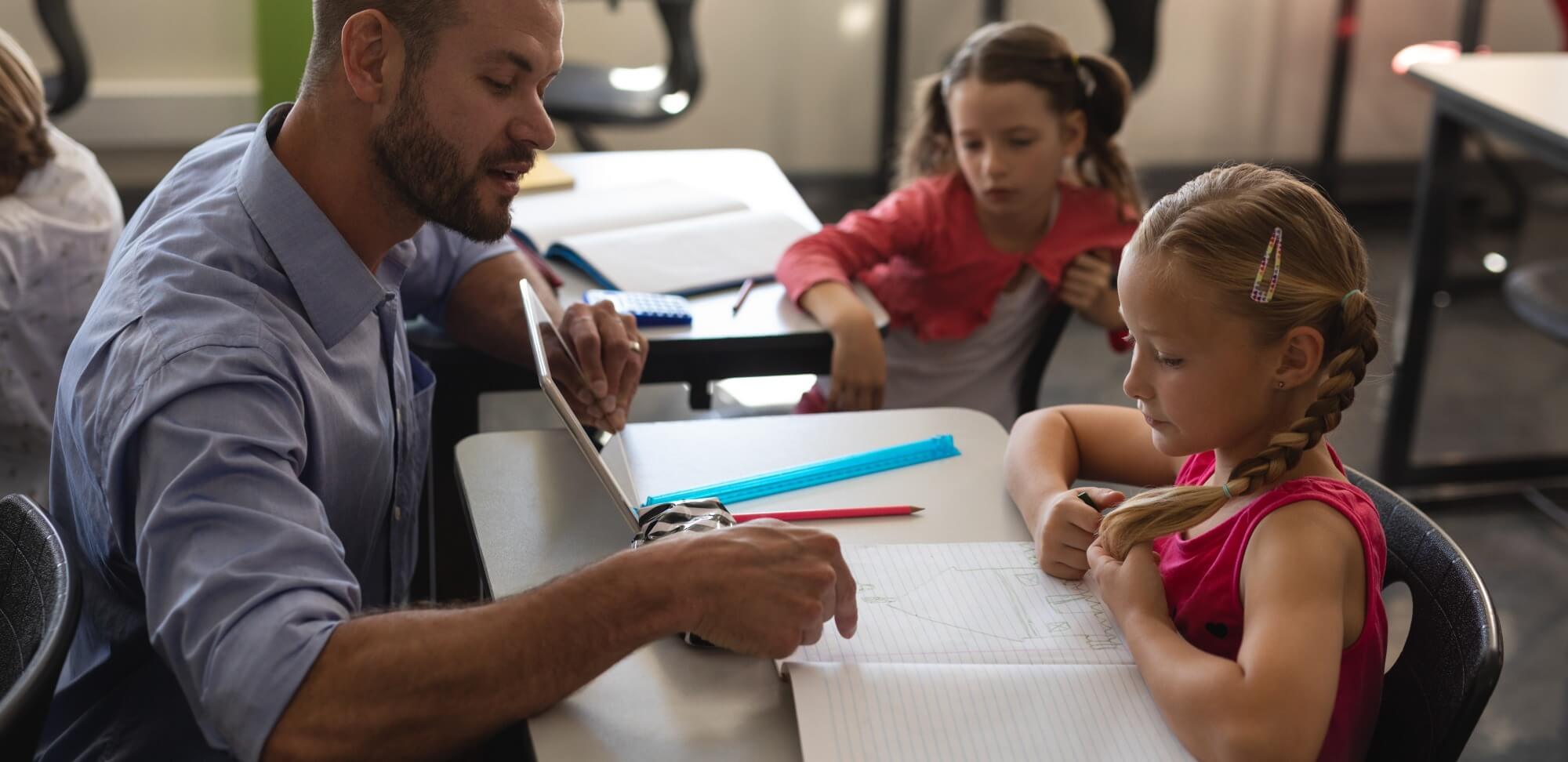 educação inovadora: imagem de uma professor ensinando uma aluna