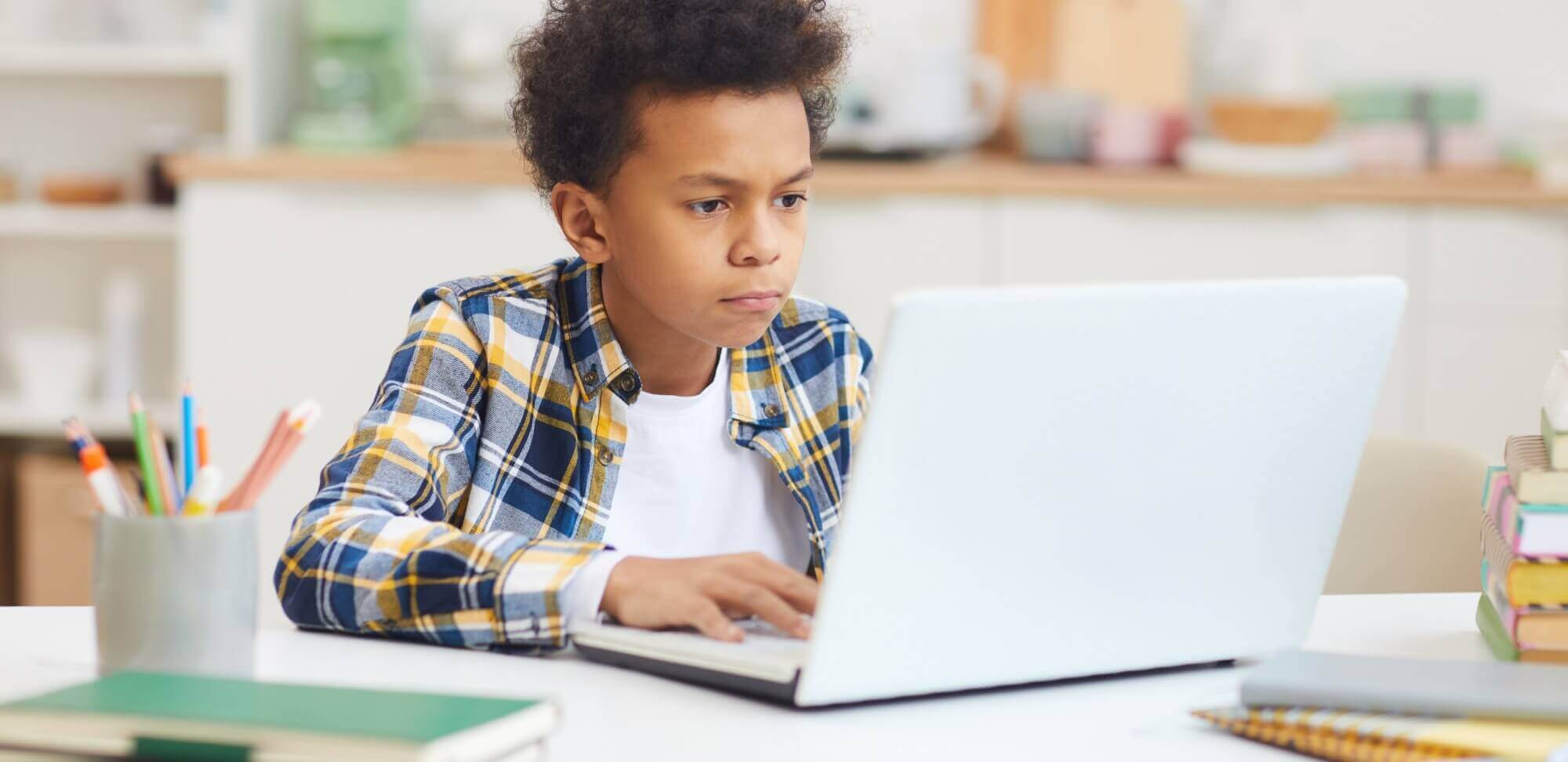 educação online em tempos de quarentena: imagem de uma criança no computador
