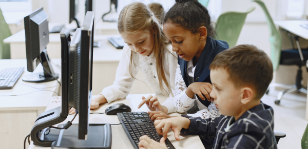 Aprendizagem ativa: imagem de 3 estudantes em frente ao computador estudando.