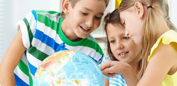 Como as metodologias ativas favorecem o aprendizado: imagem de três estudantes mexendo em um globo terrestre.