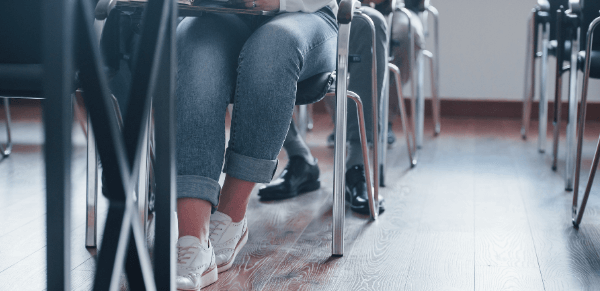 Qual a diferença entre metodologia ativa e tradicional: imagem de vários estudantes sentados nas carteiras em uma sala de aula.
