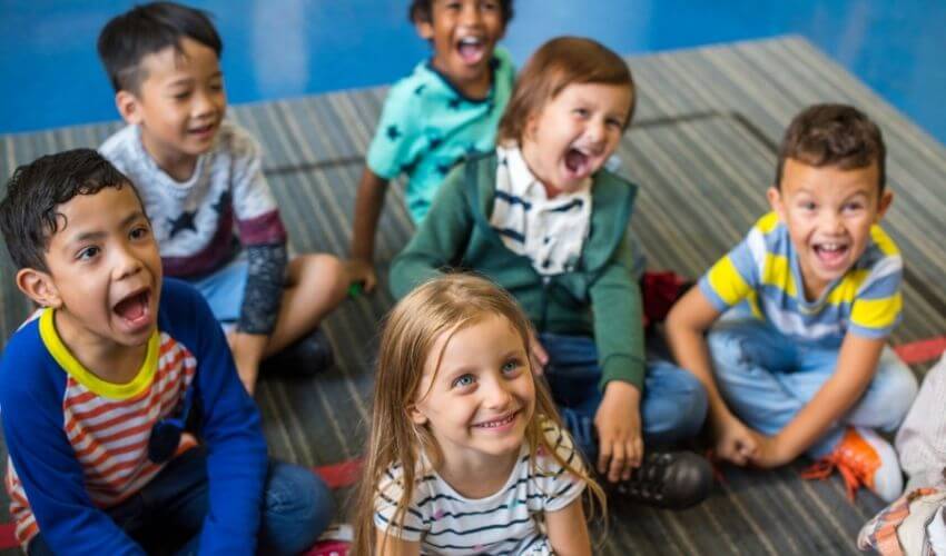 Cultura maker na escola: crianças sorrindo em escola