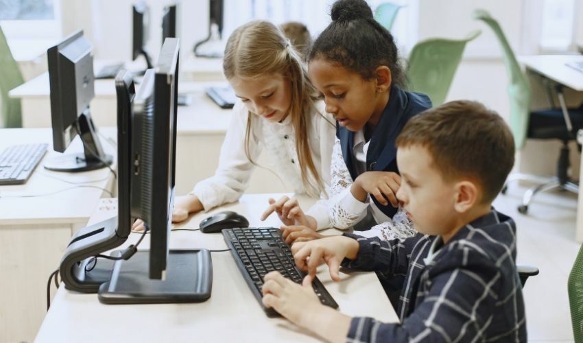 Exemplos de gamificação na educação: crianças jogando no computador