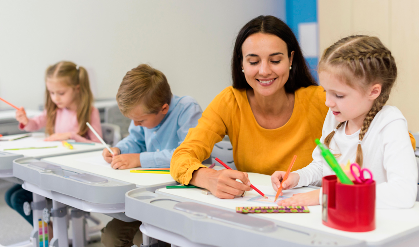 Como aplicar a gamificação na educação: professora ajudando seus alunos