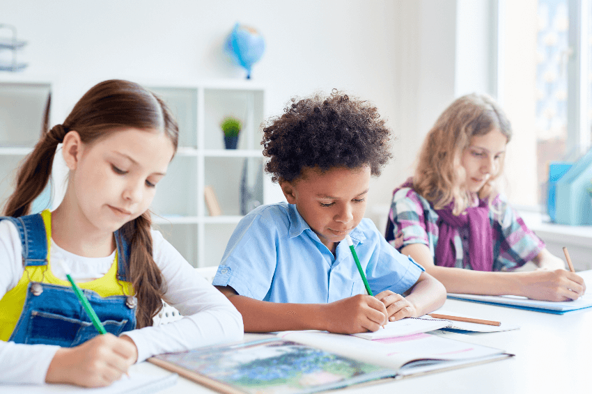 Rematrícula escolar: alunos fazem tarefa em sala de aula
