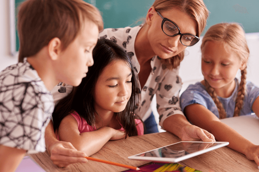 Acompanhamento pedagógico: professora ajudando alunos