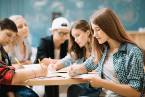O que é o Novo Ensino Médio: adolescentes resolvendo exercício