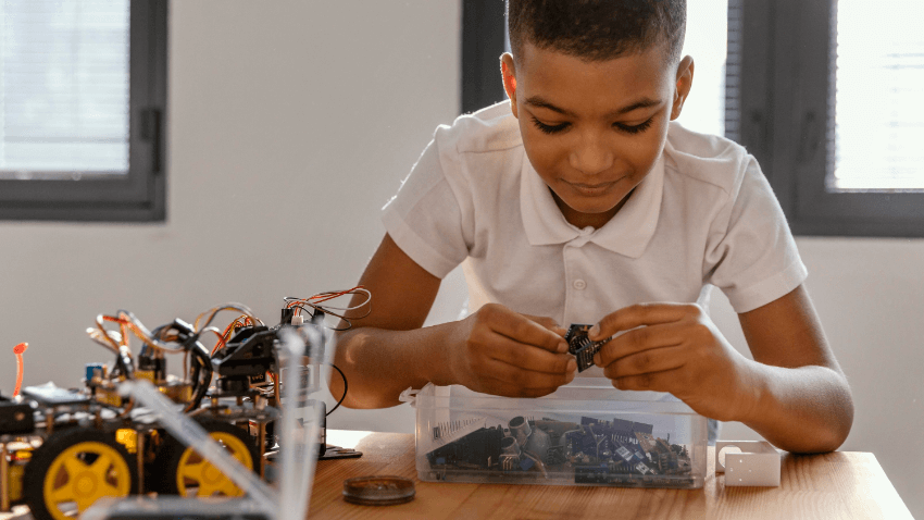 Educação do século XXI: imagem de uma criança fazendo um robô