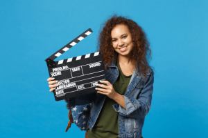 Filmes sobre bullying: imagem de uma menina segurando uma clapboard