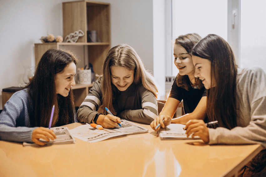 Novo Ensino Médio: imagem de um grupo de alunas estudando