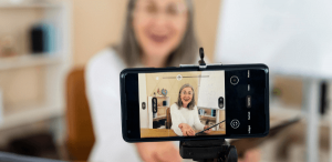 M-learning: imagem de uma professora gravando uma videoaula utilizando um celular