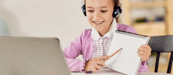 Escolas inovadoras: imagem de uma menina na frente do computador
