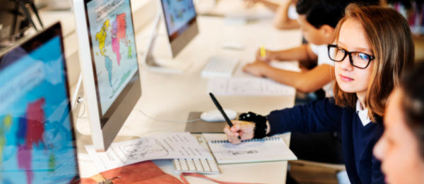 cultura digital na educação: estudante em frente ao computador.