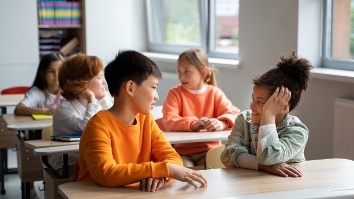alunos conversando em sala de aula, autonomia alunos