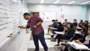 professor dando aula em sala de aula, ranking enem